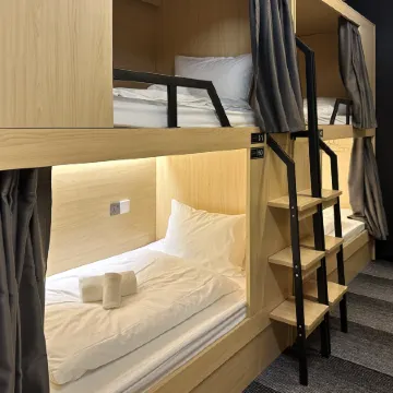 The Room Capsule Hotel Отели рядом с достопримечательностью «Каланг»