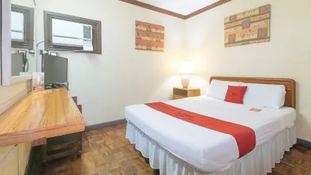 RedDoorz @ Broadway Court Apartelle Quezon City Отели рядом с достопримечательностью «Хавьер Скул»