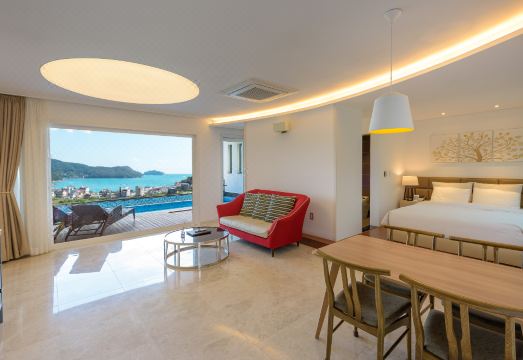 프래밀리풀빌라호텔