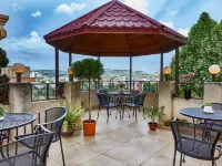 Iliani Hotel Hotels near Heroes Square