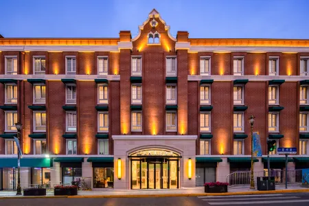 Shimao HUALUXE Hotel Отели рядом с достопримечательностью «Qingdao Beer Street»