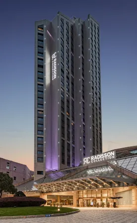 Radisson Collection Hotel, Yangtze Shanghai Отели рядом с достопримечательностью «Пунг-Бич Наньфэн Сити»