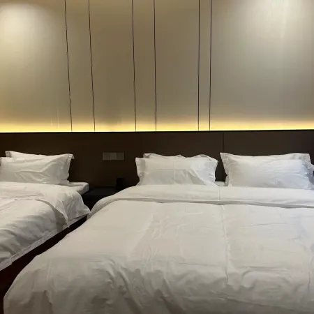 Yishui HongRi Business Hotel