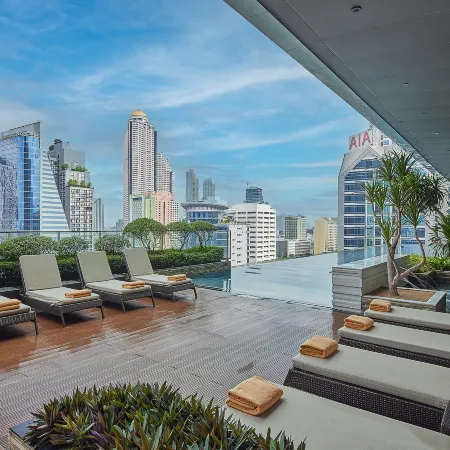 Eastin Grand Hotel Sathorn Отели рядом с достопримечательностью «Станция метро Surasak»