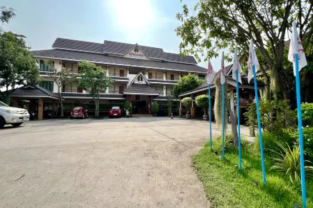 Sawadeelanna Hotel Отели в г. Нан