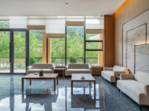 Grand Rezen Songpan (HuanglongJiuzhai High-speed Railway Station) Hotels in Songpan