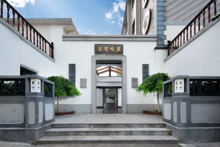 Zuiyi Binshe Hotel (Jinan Daming Lake Baotu Spring Scenic Area) Отели рядом с достопримечательностью «Pearl Spring»