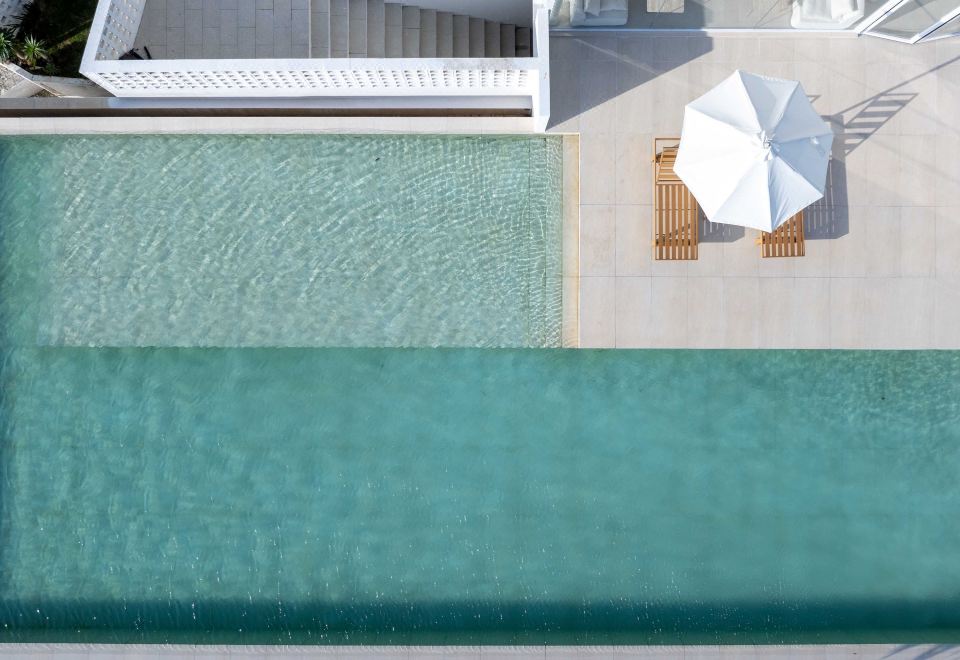 [시크릿 필드 호텔의 깨끗하고 현대적인 객실 인테리어]