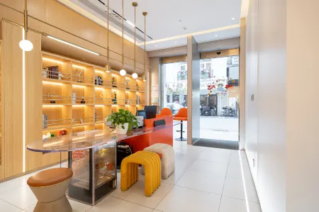 Lucky Hotel（Shanghai People's Square Metro Station Nanjing Road Pedestrian Street Hotel）