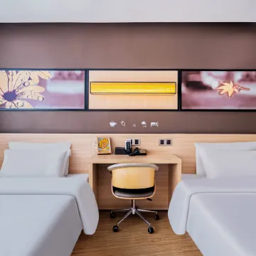 IU Hotel (Chongqing Hechuan Ruishan Road Ta'ermen Square) Отели рядом с достопримечательностью «Готовная станция для пассажиров в Хичуане»