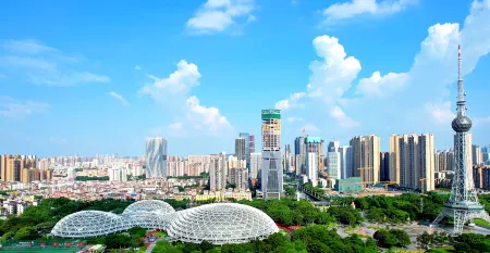 Foshan ancestral temple Ruiyun auspicious high-altitude audio-visual service apartment