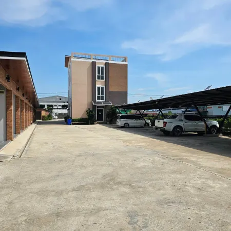 Sky and Star Loft Отели в г. Phra Samut Chedi