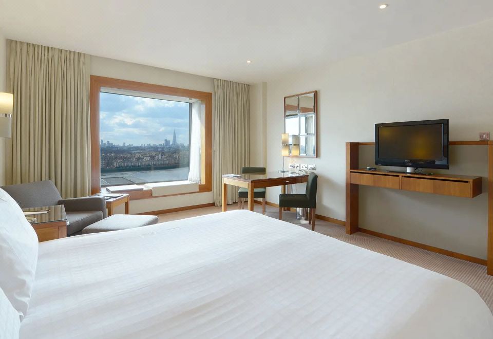 카나리 리버사이드 플라자 호텔의 실내 수영장 전경