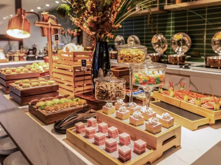 Madison Hotel Xi'an Dayan Pagoda The Grand Tang Mall Отели рядом с достопримечательностью «Dujuan Relics Park»