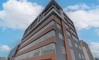 3. Hotel Tr..