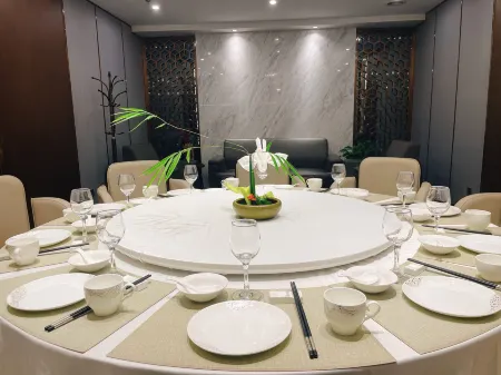 Beijing Four Seasons Royal Garden International Hotel Отели рядом с достопримечательностью «Danqingpu Park»