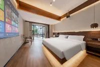 Lanju Mountain and Sea Homestay (Bifeng Gorge Scenic Area)