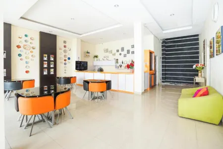 Pratisarawirya Guesthouse by ecommerceloka Отели в г. Mulyorejo