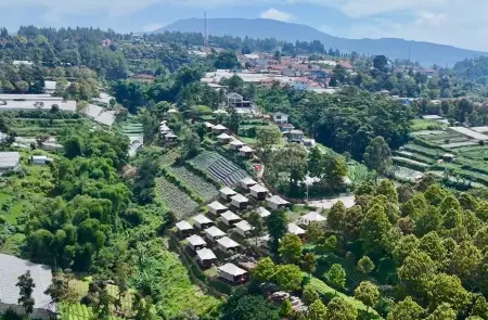 Tebing View Glamping, Azana Hotels Collection Отели рядом с достопримечательностью «Taman Kupu-Kupu Cihanjuang»