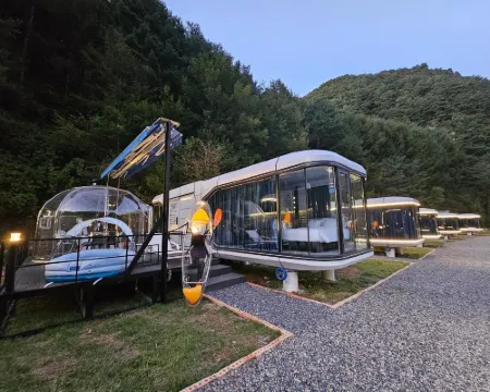 แกลมปิ้งแอนด์เพนชั่น Galaxy x Hotel type Caravan โรงแรมในพย็องชัง