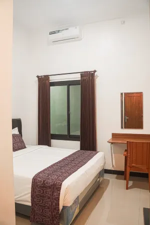 RR - 2 Syariah Hotel SLG Отели в г. Ngasem