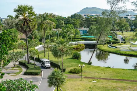 Andaman Pool Villas, Maikhao Phuket Отели рядом с достопримечательностью «Gig's Jam Club»