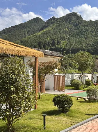 Shanguli Valley Private Hot Spring Resort Courtyard Отели в г. Лечан