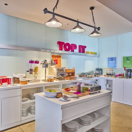 Tru by Hilton Ha Long Hon Gai Centre Отели рядом с достопримечательностью «Бухта Халонг»