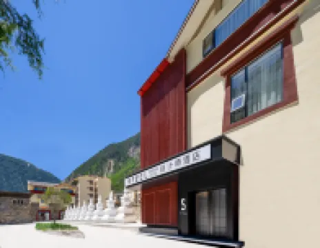 SFEEL Designer Hotel (Jiuzhaigou Valley Scenic and Historic Interest Area Tourist Center)