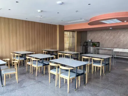 New Bolangsha Hotel (dl Fat Donglai Branch) Отели рядом с достопримечательностью «Xinxiang University»