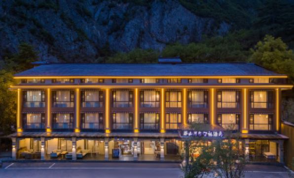 Banshan Yueshe Theme Art Holiday Hotel