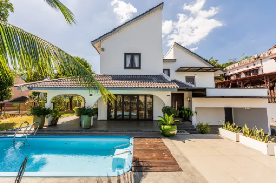 Luxury Bungalow TTDI, 16-22pax, Swimming Pool, One Utama