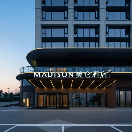 Madison Hotel (Yibin Hejiangmen Yangtze River Park)