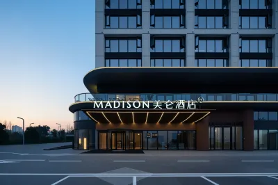 Madison Hotel (Yibin Hejiangmen Yangtze River Park) Hotels in Yibin