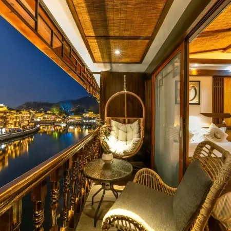 Qichi Yijiaren River-view Hostel