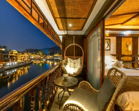 Qichi Yijiaren River-view Hostel Hotels in Fenghuang County