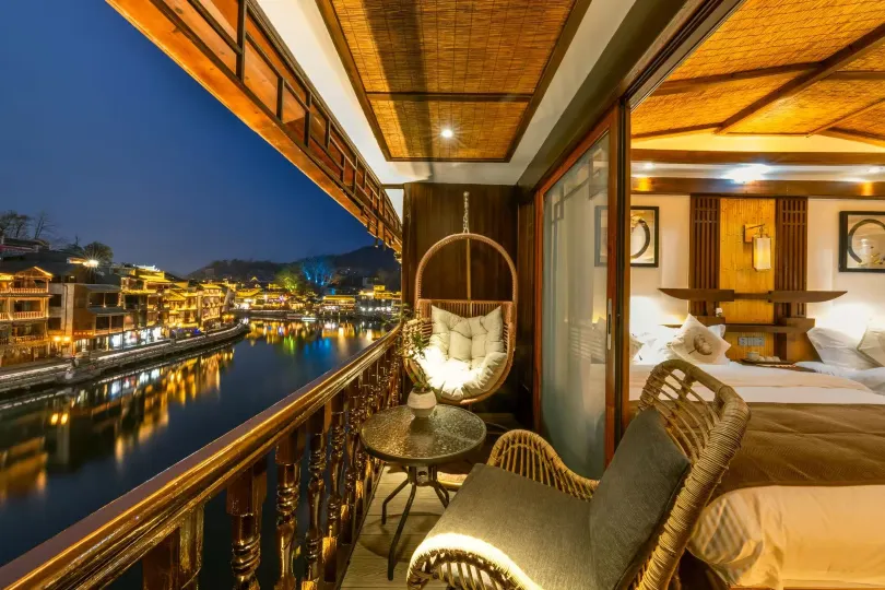 Qichi Yijiaren River-view Hostel