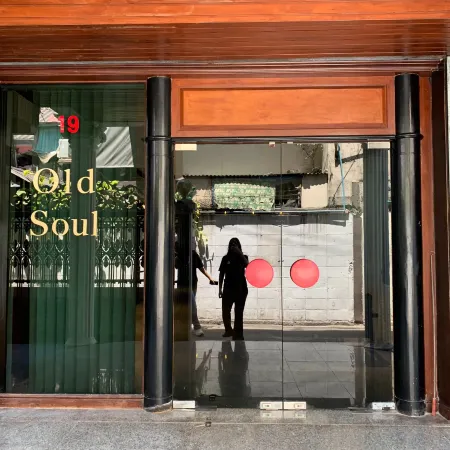 OLD SOUL Hostel Отели рядом с достопримечательностью «Храм Ват-Пхо»