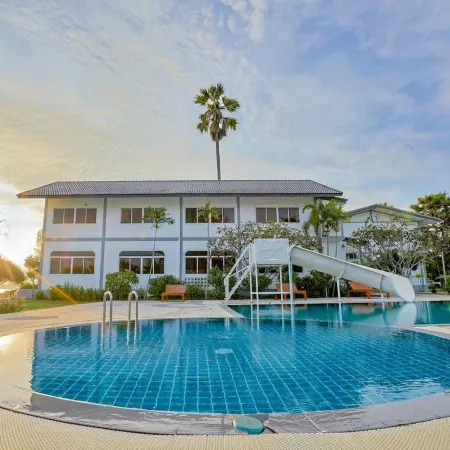 The Princess Beachfront Resort Отели рядом с достопримечательностью «Лаем Мае Пхим»