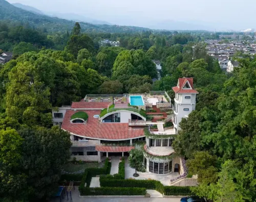 青城花嶼湯泉山居