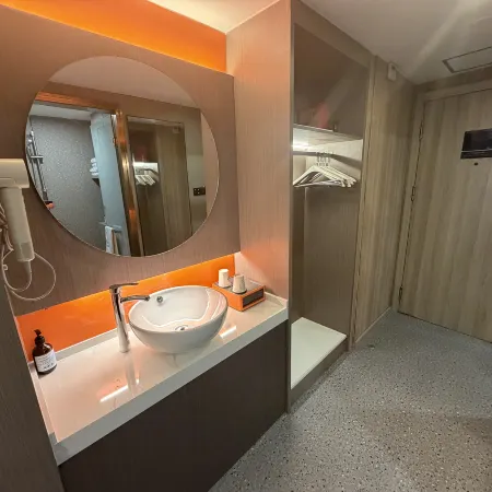 Ease Hotel · Zhi (Yichang Three Gorges Visitor Center Binjiang Wanda)