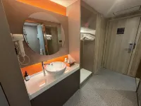 Ease Hotel · Zhi (Yichang Three Gorges Visitor Center Binjiang Wanda)