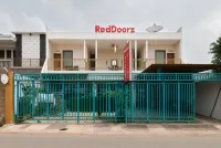 RedDoorz Near Cipinang Indah Mall Các khách sạn ở Đông Jakarta