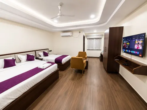 Hotel Lavish Grand - 주차장