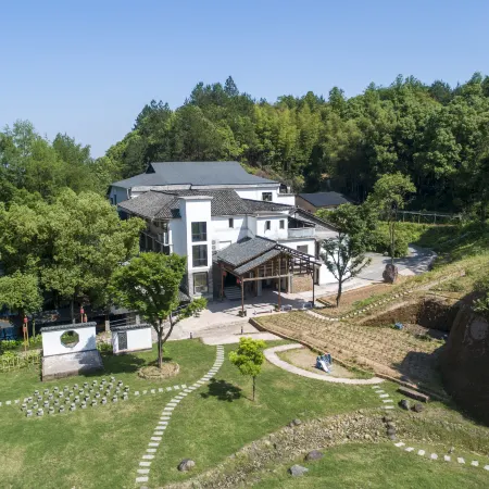 Wolong Riverside Manor