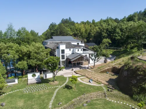 Wolong Riverside Manor