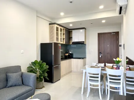 The Emerald Golf View Отели в г. Thuận An