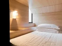 And Parallel Travel · Girls' Single-family Youth Hostel (Haizhu Square Subway Station)