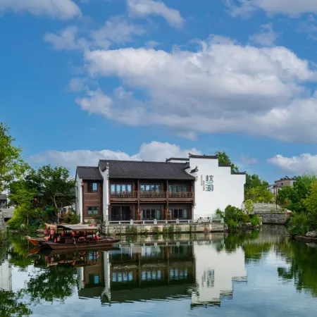 Zhenhu Homestay (Jiandemeicheng Ancient Town)