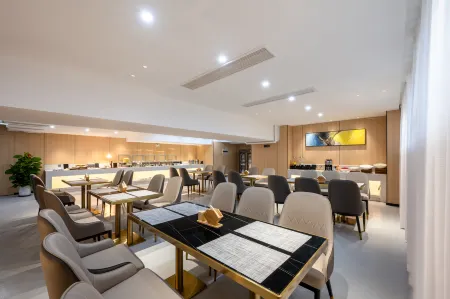 Boton International Hotel (Heyuan Jianji Shopping Center) Отели рядом с достопримечательностью «First High-Altitude Fountain in Asia»